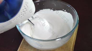 鞭打奶油电混合机添加蛋黄混合奶油玻璃碗